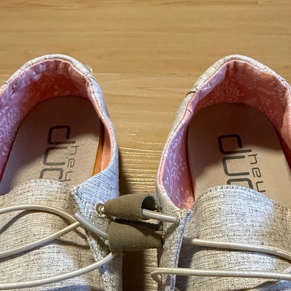 HEY DUDE WOMENS WENDY CHAMBRAY WHITE NUT SLIP ON WALKING SHOE SIZE: 10